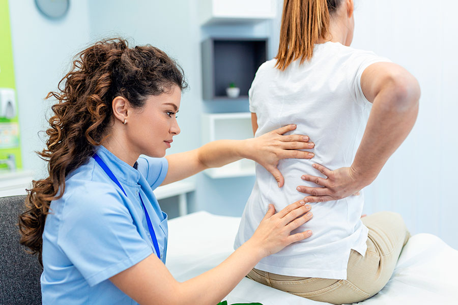 doctor revisando dolor lumbar