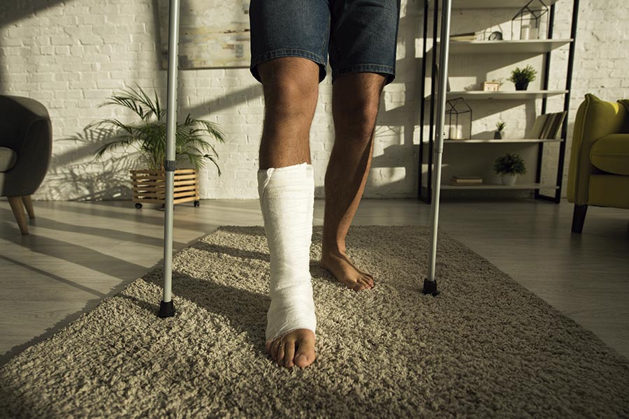 Andando-con-muletas-tras-fractura