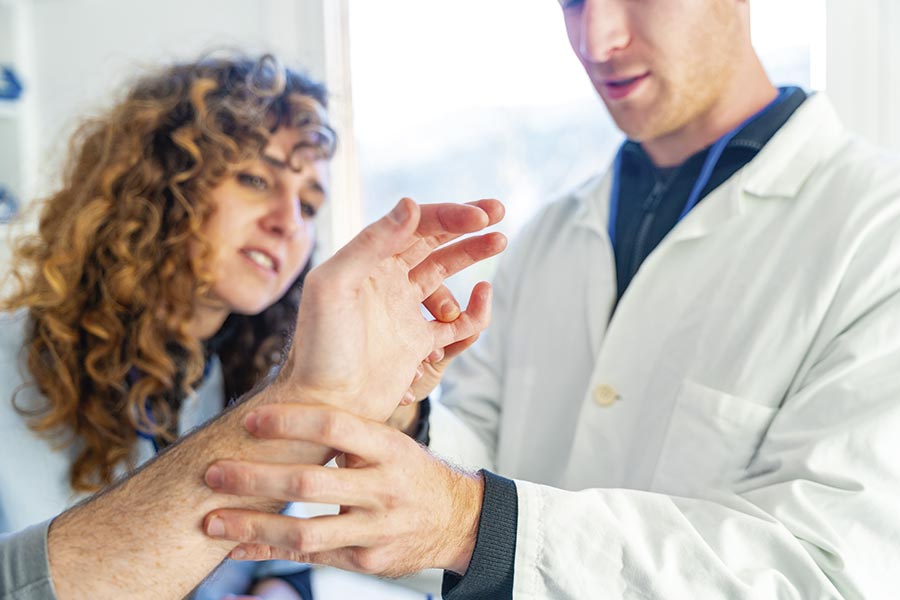 Médico explicando patología dedo enj resorte
